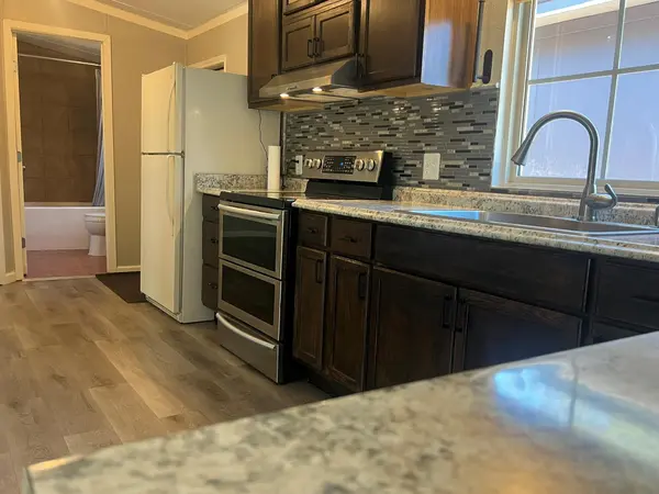 105 Oak LN, Dripping Springs, TX 78620