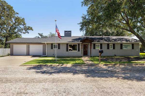 364 Woodland Ave, Giddings, TX 78942