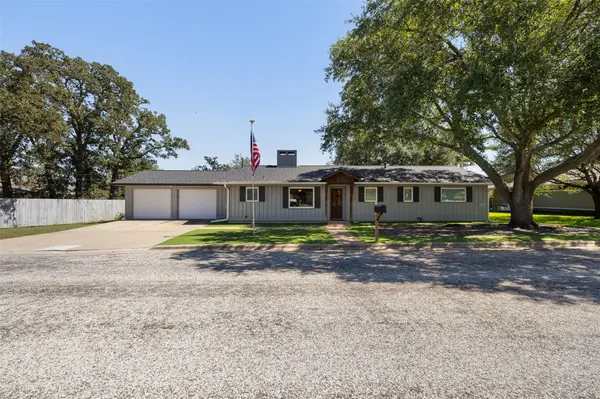 364 Woodland Ave, Giddings, TX 78942