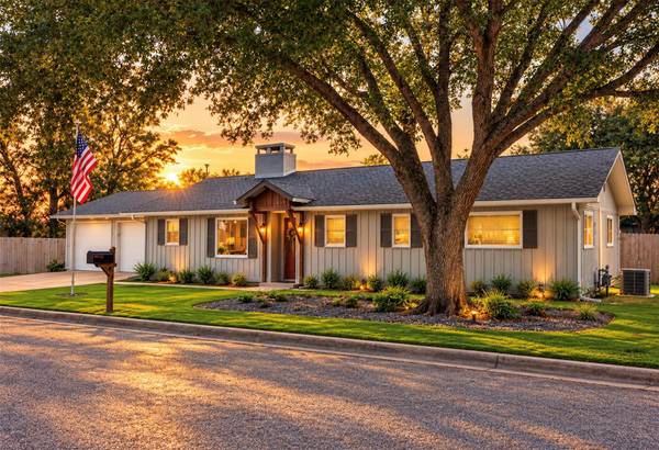 364 Woodland Ave, Giddings, TX 78942