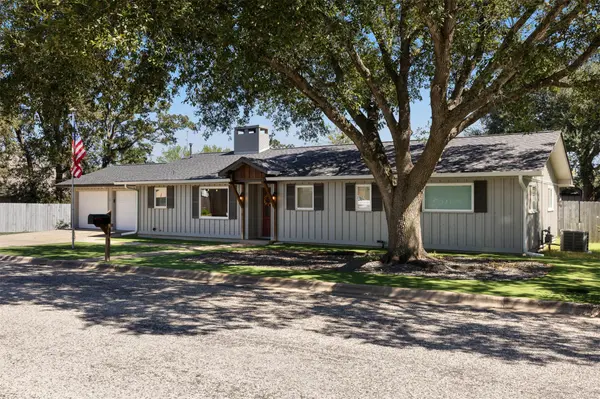 364 Woodland Ave, Giddings, TX 78942