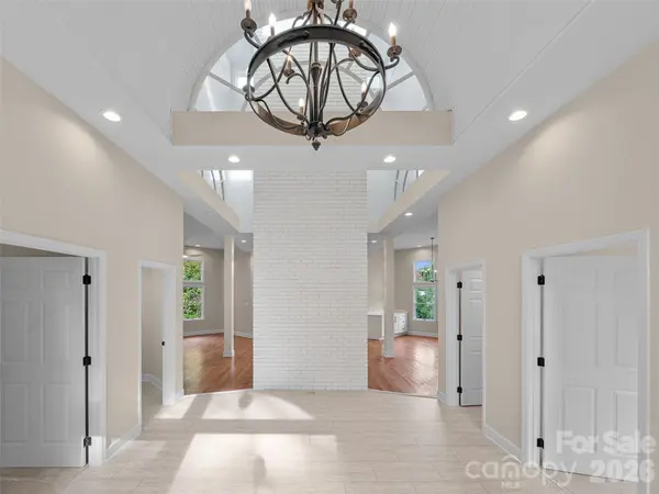18 Carriage Park WAY, Hendersonville, NC 28791