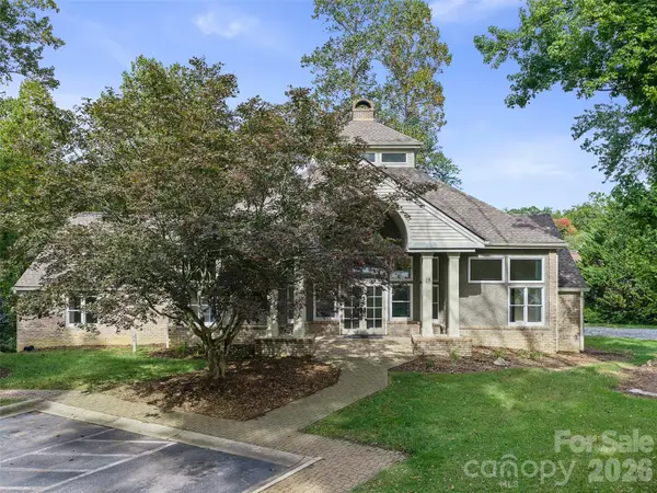 18 Carriage Park WAY, Hendersonville, NC 28791