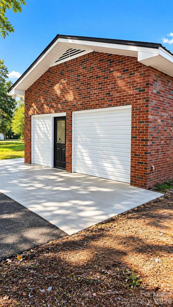 2410 Wallace RD, Midland, NC 28107