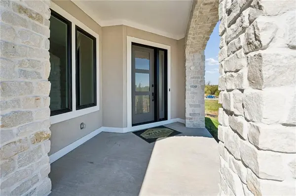 13727 Pembroke LN, Leawood, KS 66224