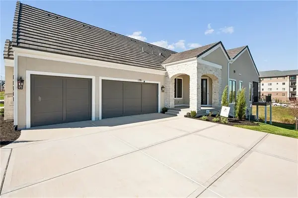 13727 Pembroke LN, Leawood, KS 66224