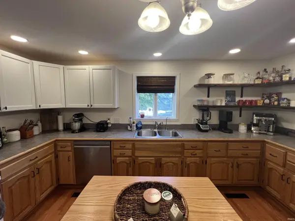407 N Elm ST, Nappanee, IN 46550-1414