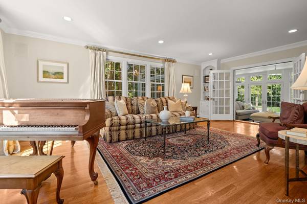 7 Pippin LN, Lloyd Harbor, NY 11743