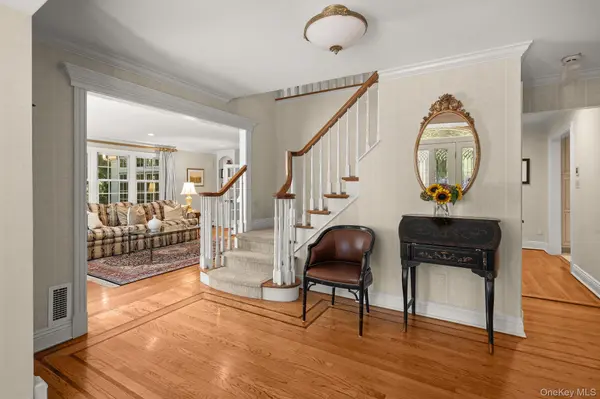 7 Pippin LN, Lloyd Harbor, NY 11743