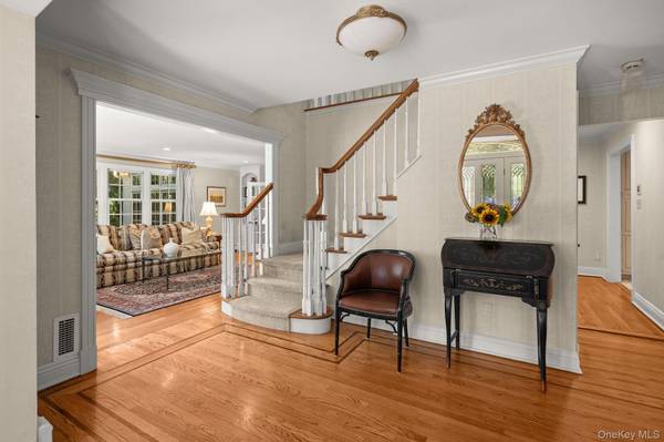 7 Pippin LN, Lloyd Harbor, NY 11743