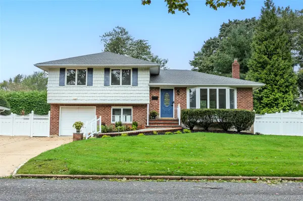 27 Schoenfield LN, Melville, NY 11747