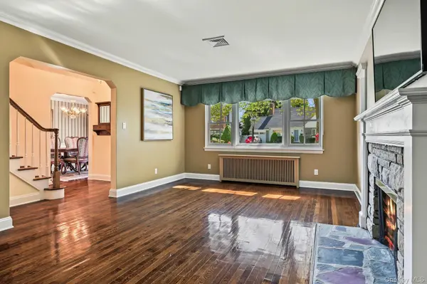 23 Allen RD, Rockville Centre, NY 11570