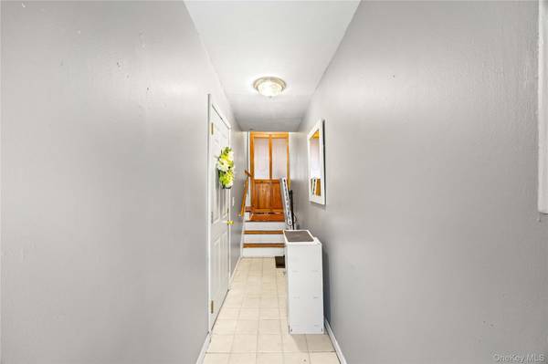 10 Lyndale LN, Staten Island, NY 10312