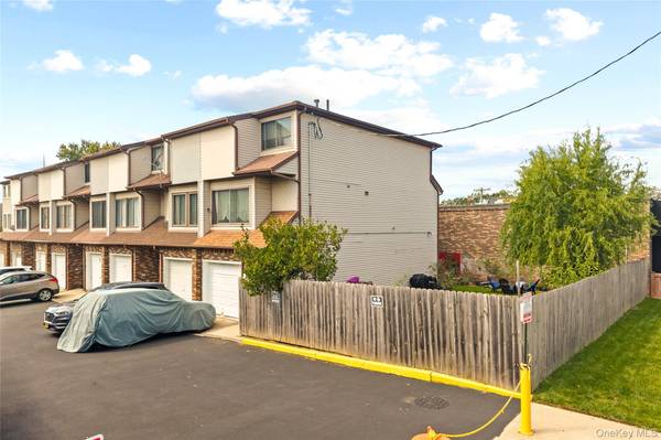 10 Lyndale LN, Staten Island, NY 10312