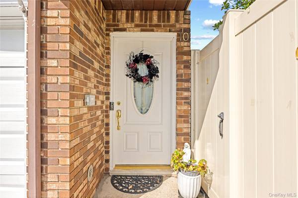 10 Lyndale LN, Staten Island, NY 10312