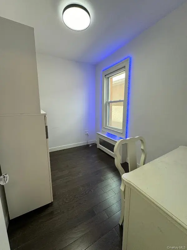 4302 20th RD #1, Astoria, NY 11105
