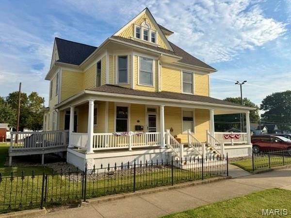 9 E Broadway, Trenton, IL 62293