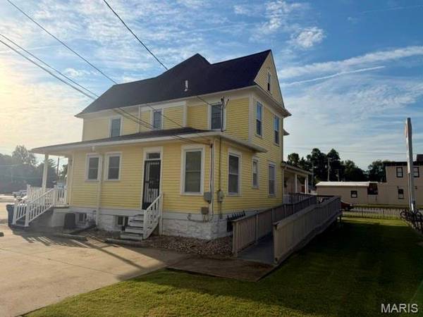 9 E Broadway, Trenton, IL 62293
