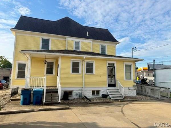 9 E Broadway, Trenton, IL 62293