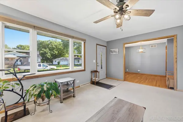 194 Patrick DR, South Elgin, IL 60177