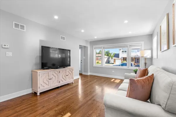 3232 N Oleander AVE, Chicago, IL 60634