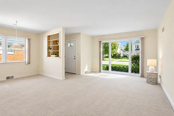 824 N Vail AVE, Arlington Heights, IL 60004
