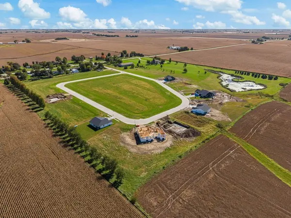 1235 Maple Grove CIR, Donahue, IA 52746