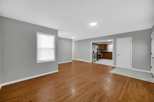 1007 Cedar AVE, Elgin, IL 60120