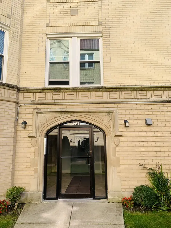 5731 N Kimball AVE #2B, Chicago, IL 60659