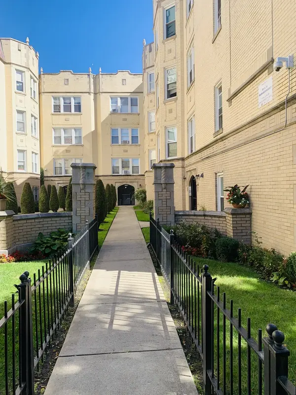 5731 N Kimball AVE #2B, Chicago, IL 60659