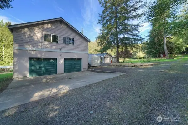 31180 Laughing Dog NE, Poulsbo, WA 98370
