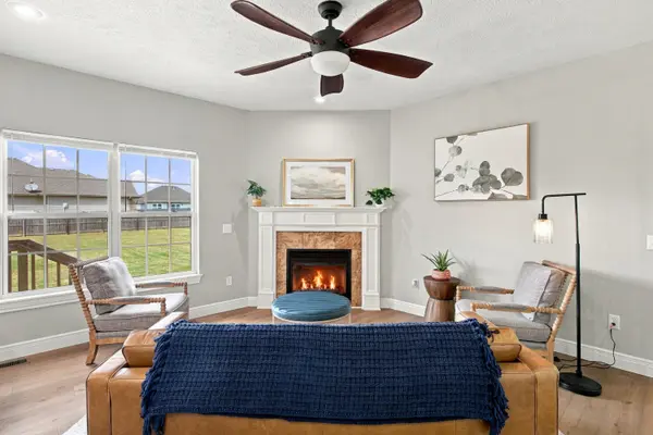 1935 N Pavilion PL, Strafford, MO 65757