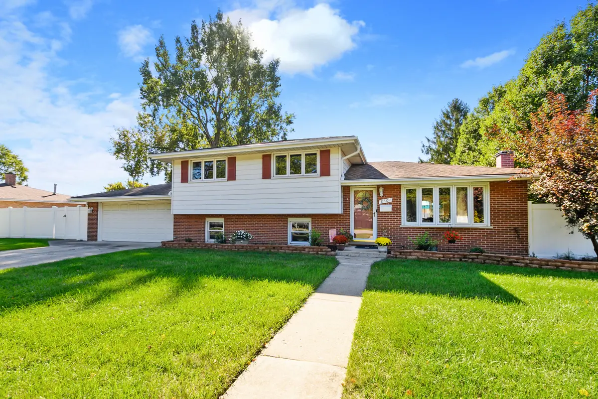 8301 Narragansett AVE, Burbank, IL 60459