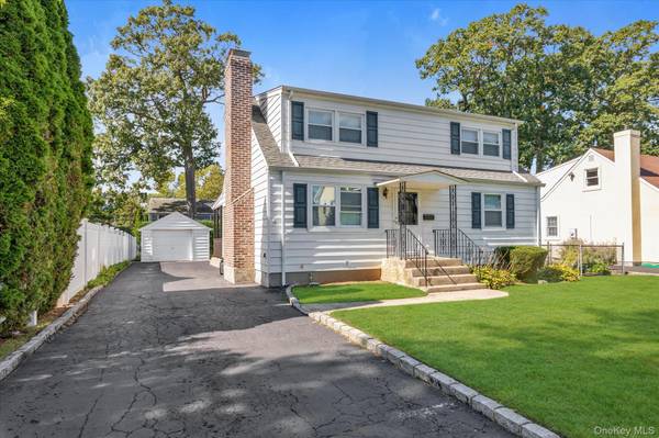 13 Inwood RD, Glen Cove, NY 11542