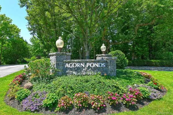 19 Frost Pond DR, Roslyn, NY 11576