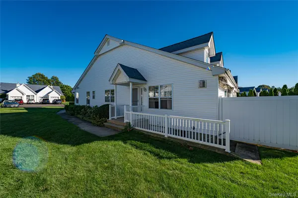 53 Summerfield LN, Aquebogue, NY 11901