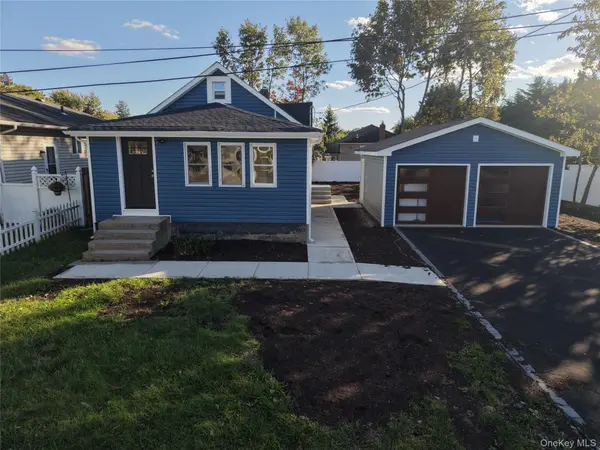 11 45th ST, Lindenhurst, NY 11757