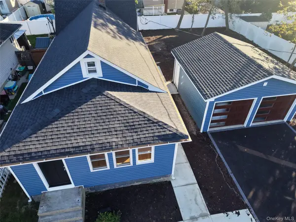 11 45th ST, Lindenhurst, NY 11757