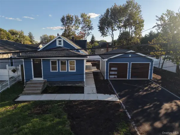11 45th ST, Lindenhurst, NY 11757