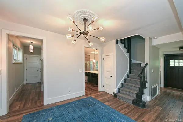 3 Beacon Hill RD, Port Washington, NY 11050
