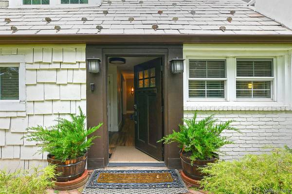 3 Beacon Hill RD, Port Washington, NY 11050