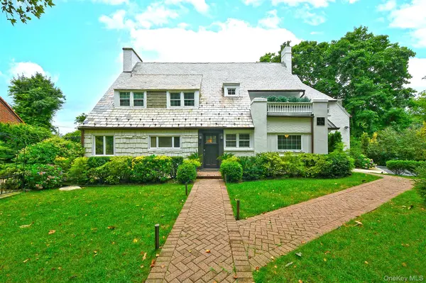3 Beacon Hill RD, Port Washington, NY 11050