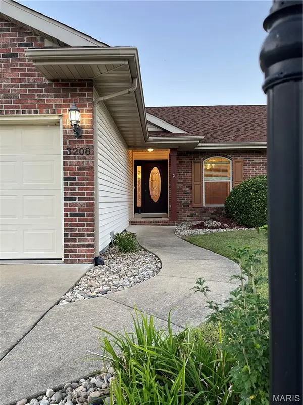 3208 Leverett CT, Alton, IL 62002