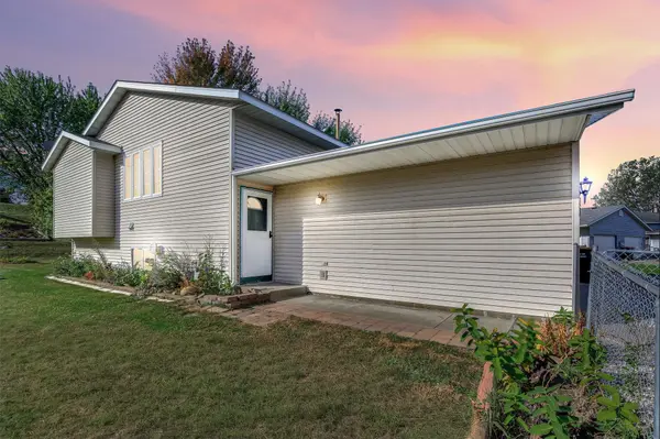 494 Appleblossom LN, Shakopee, MN 55379