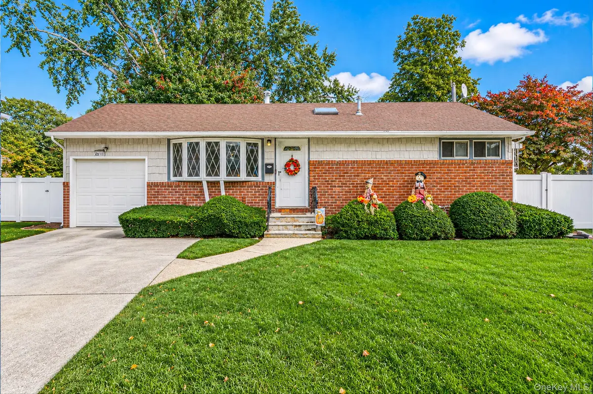 30 Janet DR, Plainview, NY 11803