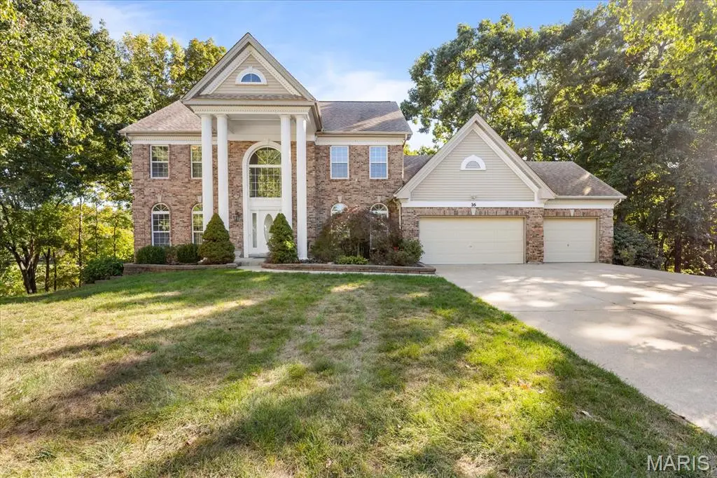 16 Regatta Bay CT, Lake St Louis, MO 63367