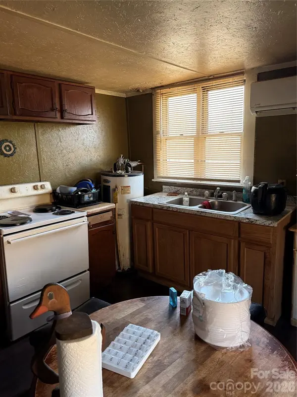 1418 Huggins ST, Statesville, NC 28677