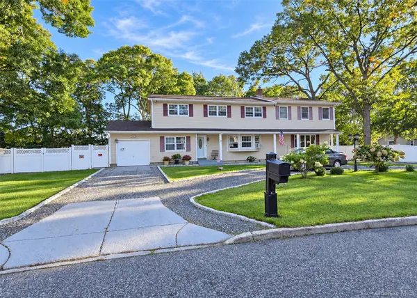 10 Maria CT, Holbrook, NY 11741