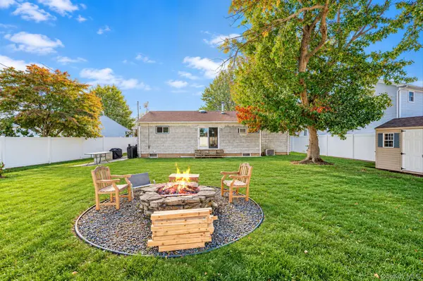 30 Janet DR, Plainview, NY 11803