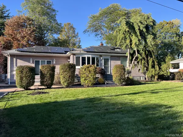 15 Oakwood ST, Greenlawn, NY 11740